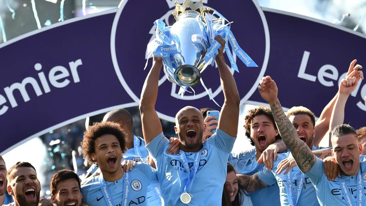 Jugadores de Manchester City celebrando el trofeo Premier League