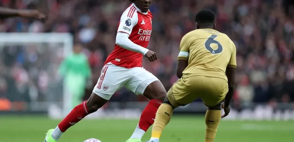 Jugador de Arsenal driblando a defensor de Crystal Palace