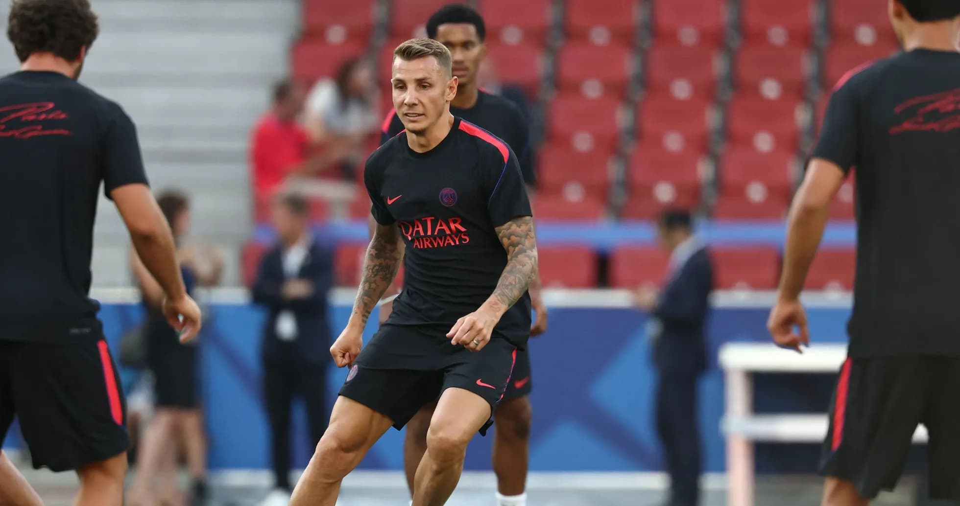 Jugadores de PSG entrenando en el campo