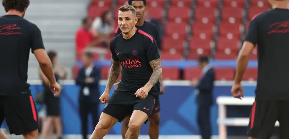 Jugadores de PSG entrenando en el campo