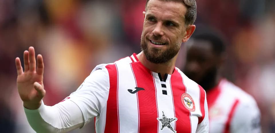 Jugador saludando con camiseta de Brentford