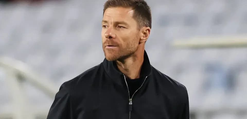 Entrenador observando el partido desde la línea lateral