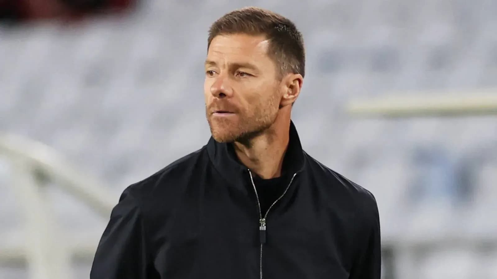 Entrenador observando el partido desde la línea lateral