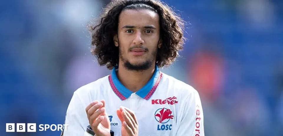 Jugador de LOSC Lille aplaudiendo tras el partido