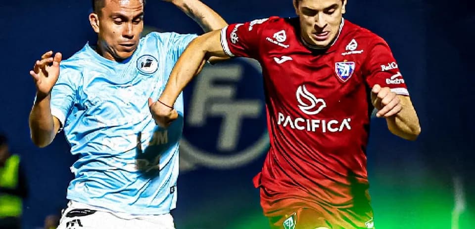 Jugadores compitiendo por el balón en el partido