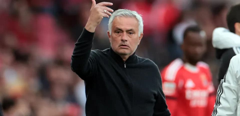 Entrenador dando instrucciones desde la banda del campo