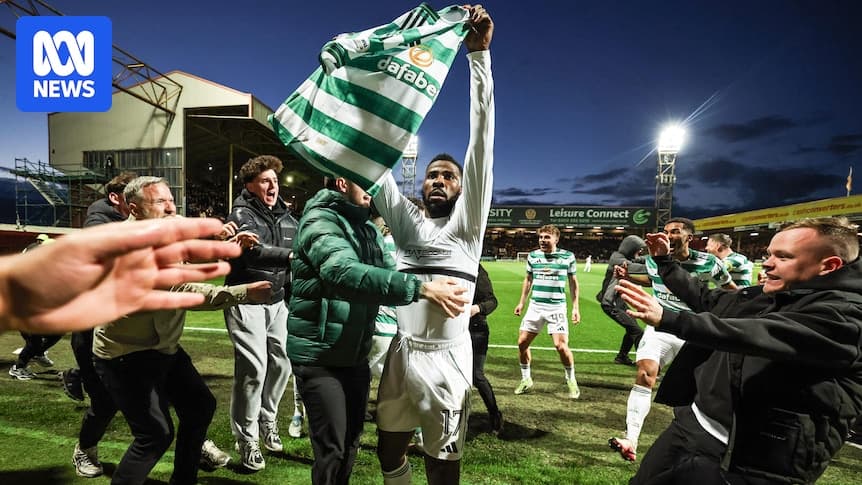 Jugador de Celtic levantando camiseta entre aficionados