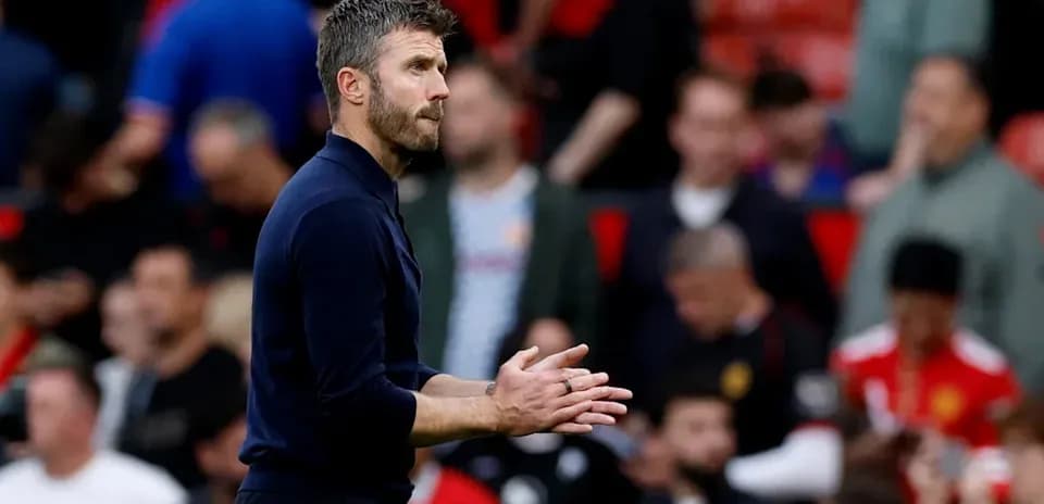 Entrenador aplaudiendo en partido de fútbol