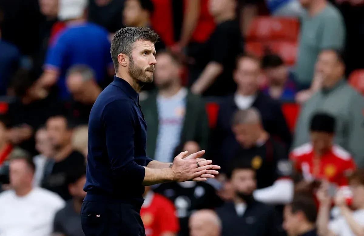 Entrenador aplaudiendo en partido de fútbol