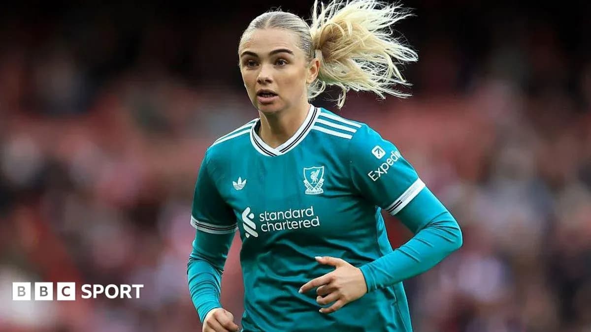 Jugadora de Liverpool corriendo en el campo