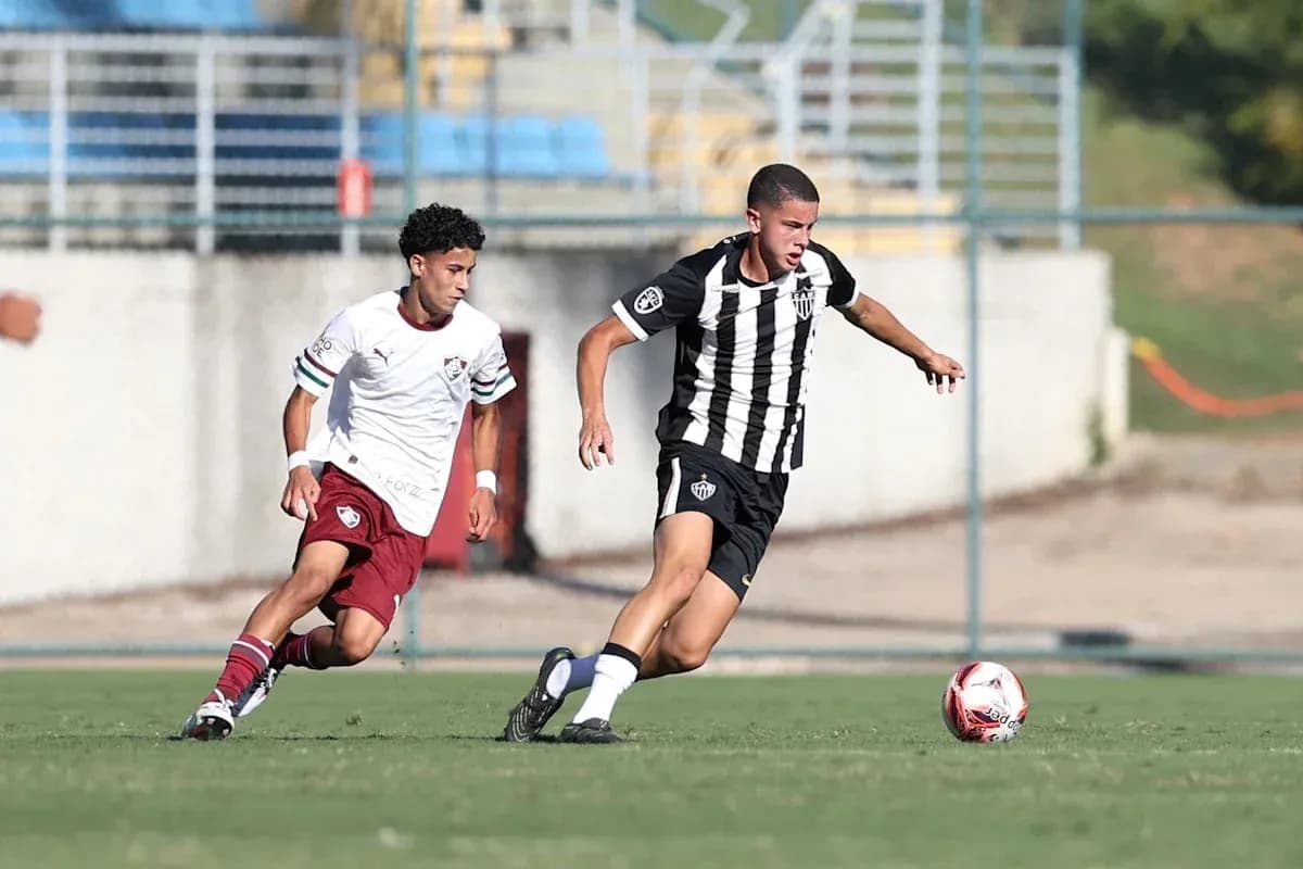 Jugador de Atlético-MG corriendo con el balón