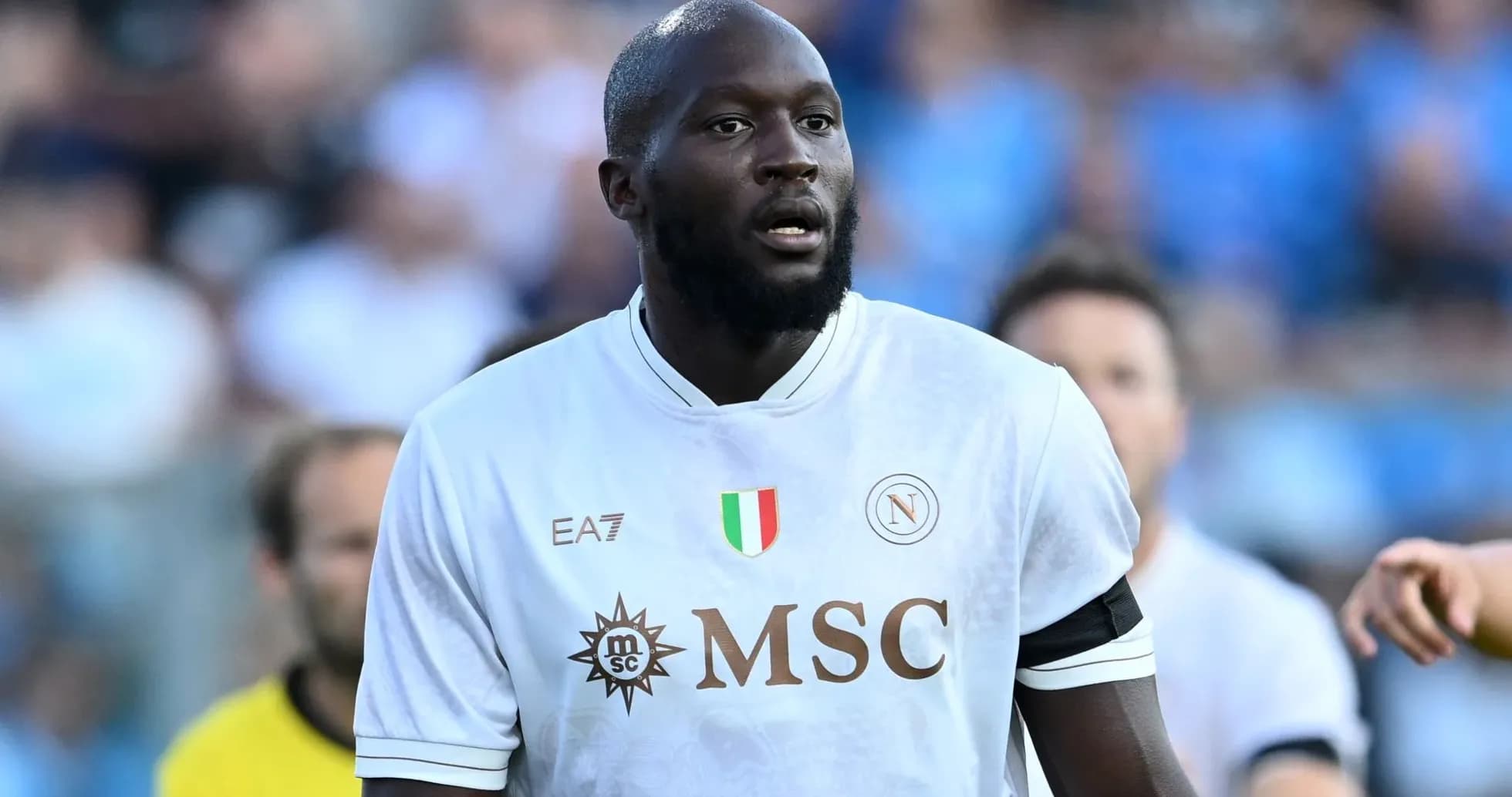 Jugador de Napoli en partido, luciendo camiseta blanca