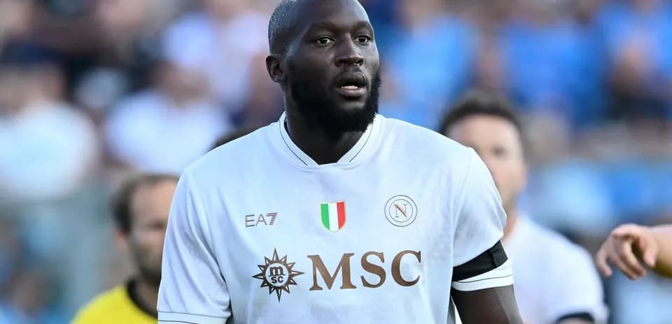 Jugador de Napoli en partido, luciendo camiseta blanca