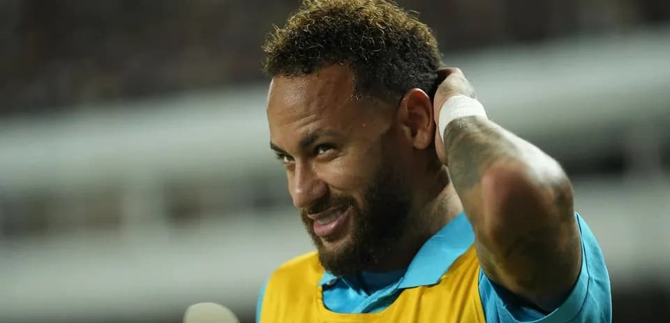 Jugador ajustando su camiseta en la banca