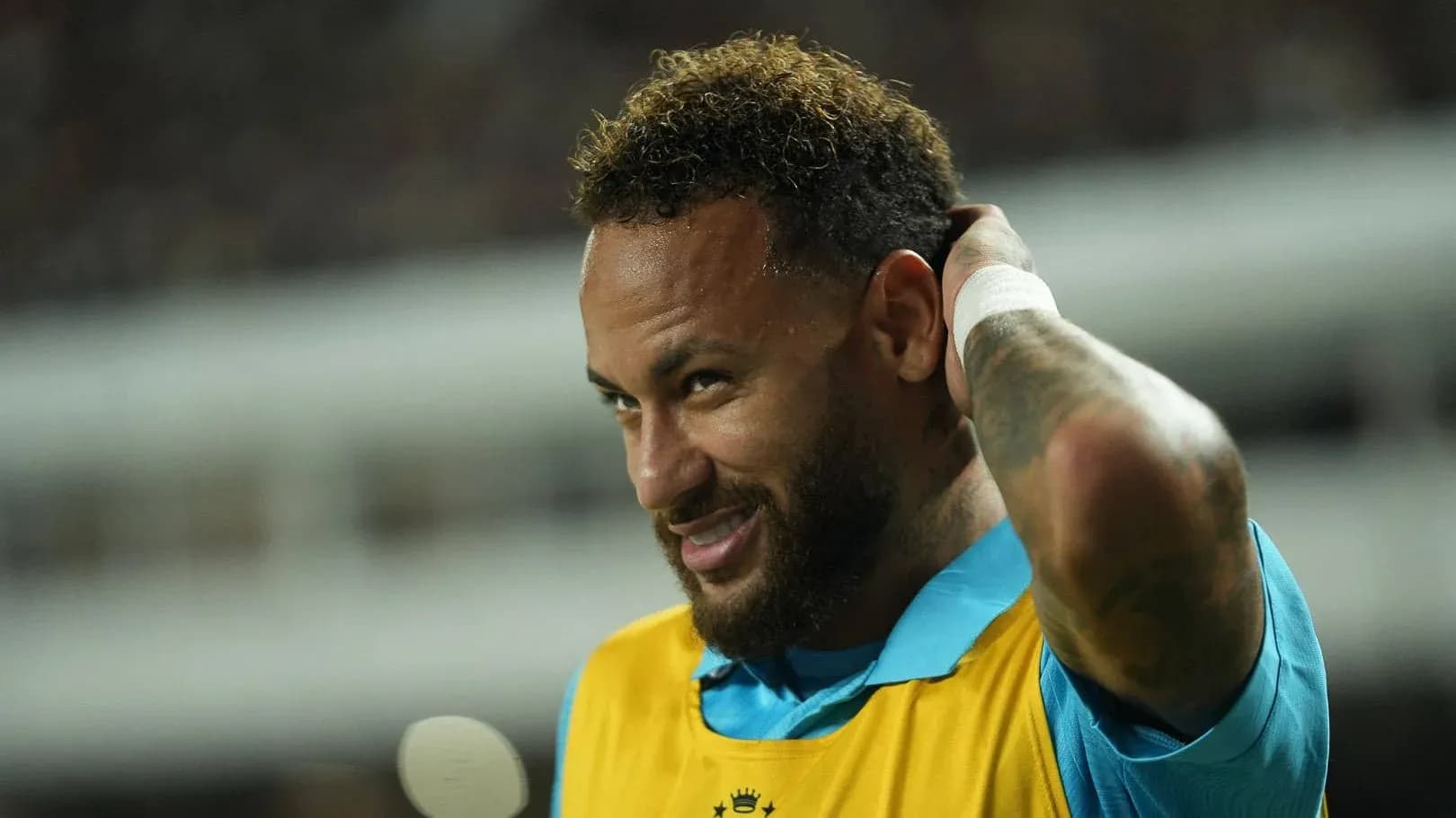 Jugador ajustando su camiseta en la banca