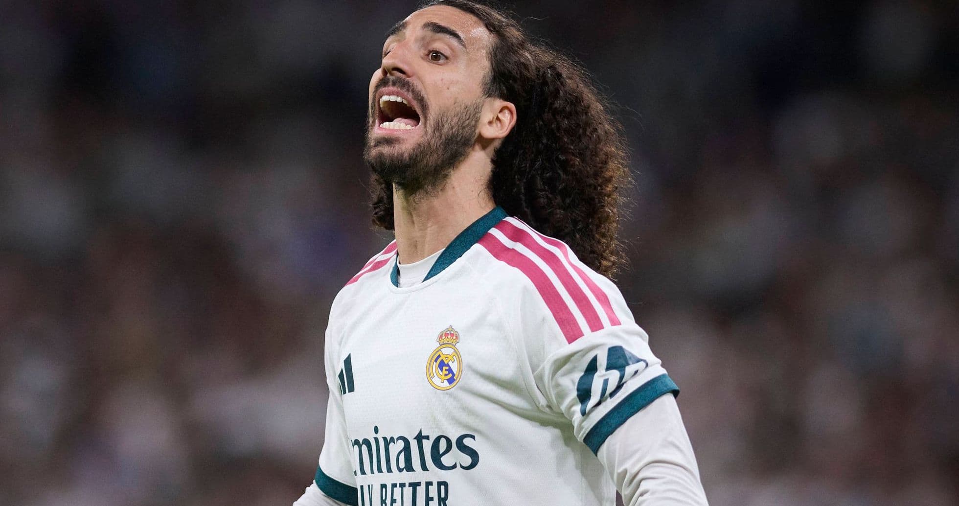 Marc Cucurella estalla contra el árbitro tras la expulsión de Vinicius Jr en victoria ajustada del Real Madrid ante Villarreal