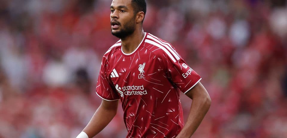 Iraola no garantiza permanencia de Gakpo mientras Liverpool avanza por Barcola