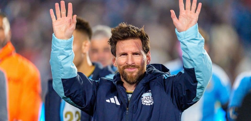 Lionel Messi recibe membresía honoraria de River Plate en emotiva despedida internacional
