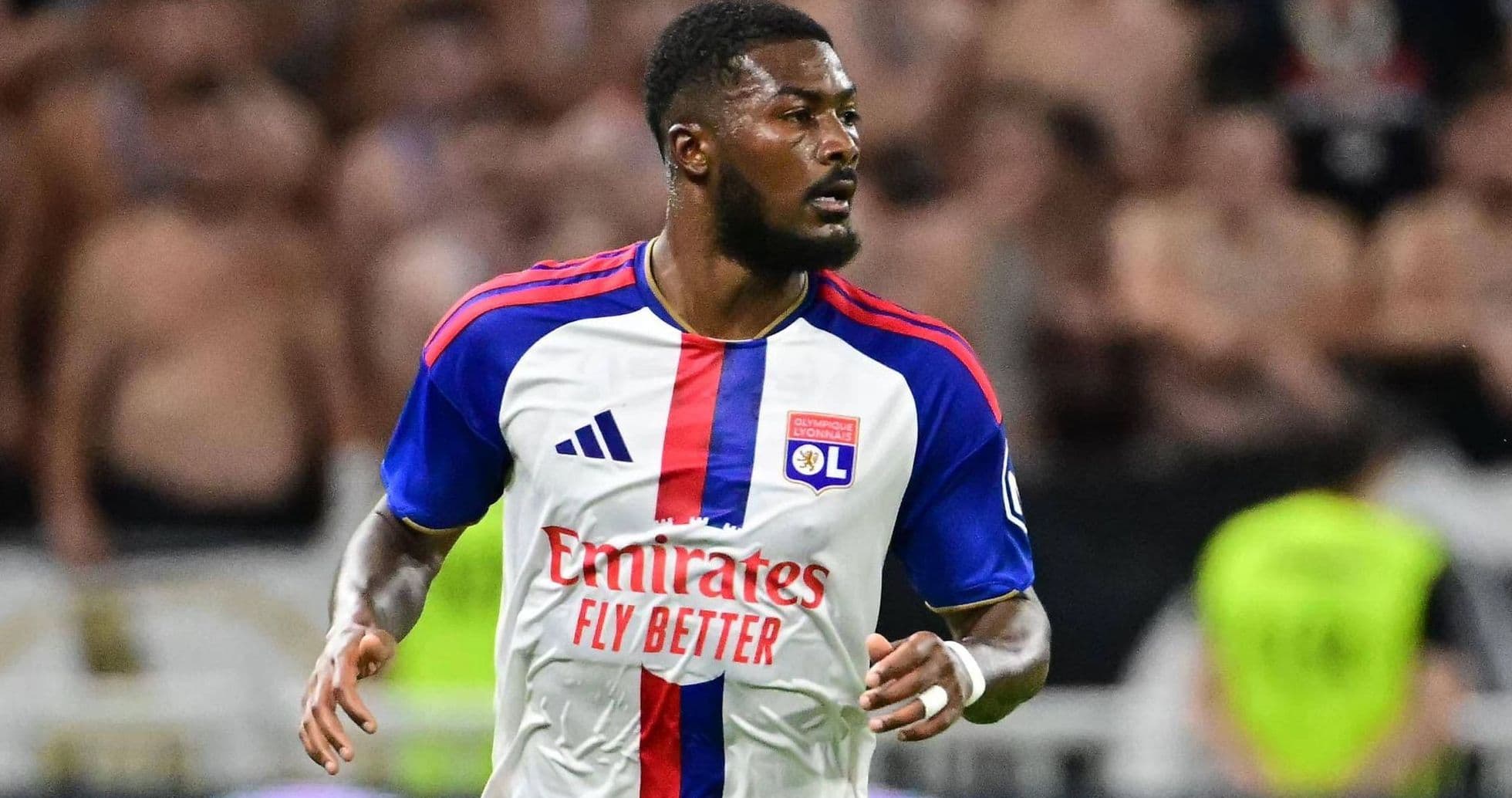Ainsley Maitland-Niles regresa a la Premier League tras su fichaje definitivo con Everton desde Lyon