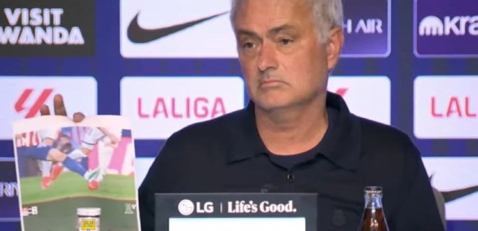 José Mourinho critica duramente a los árbitros tras la derrota del Real Madrid en el derbi