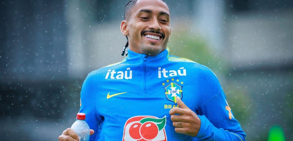 Raphinha recibe la camiseta número 10 de Brasil para los amistosos ante Australia e India