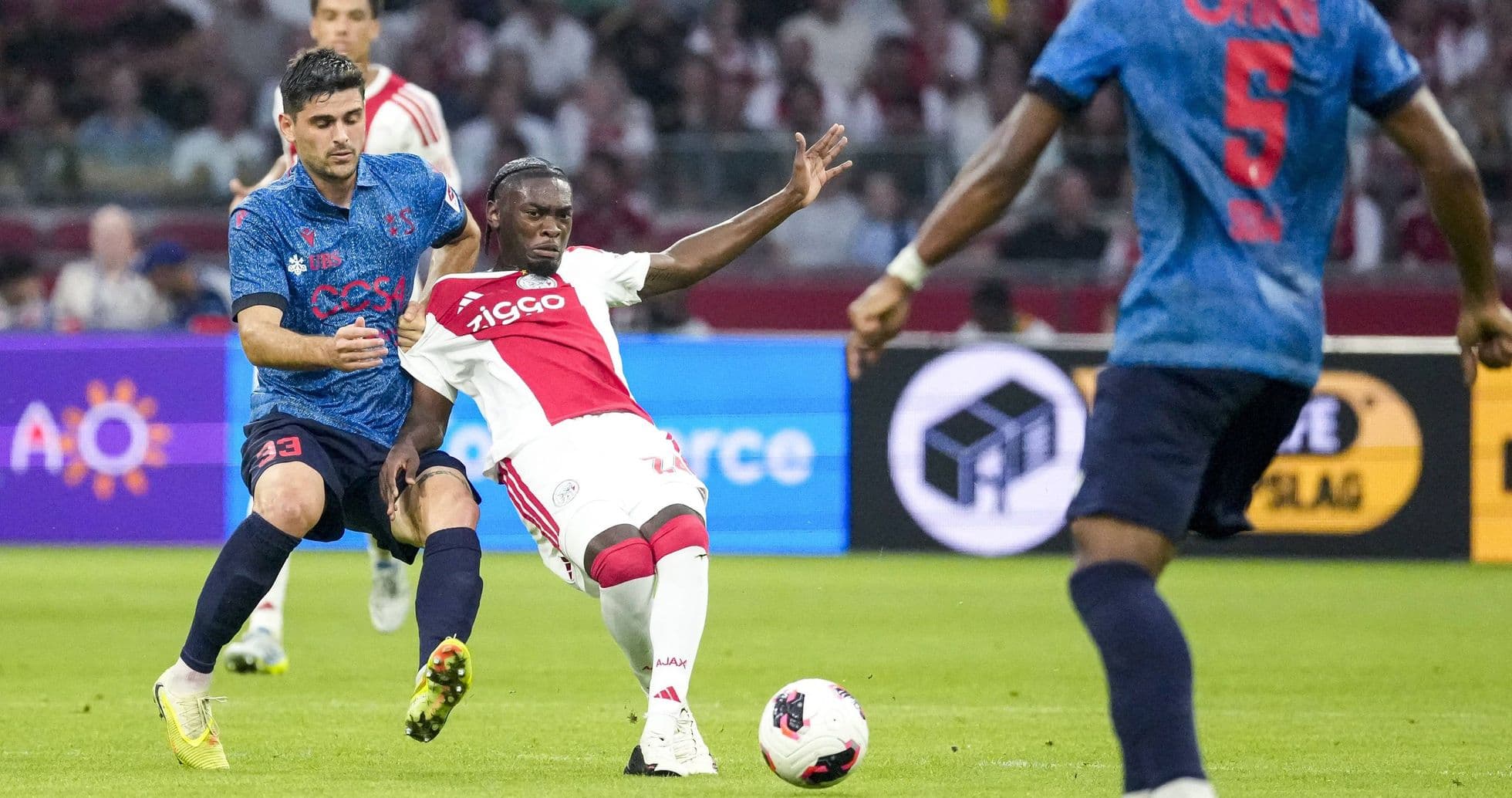 Rafael van der Vaart critica duramente al defensa de Ajax Jorthy Mokio tras victoria en Conference League