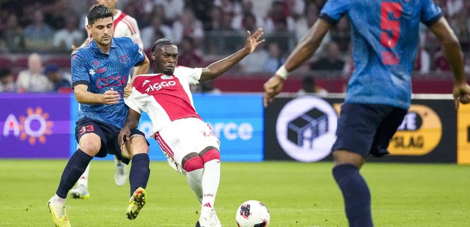 Rafael van der Vaart critica duramente al defensa de Ajax Jorthy Mokio tras victoria en Conference League