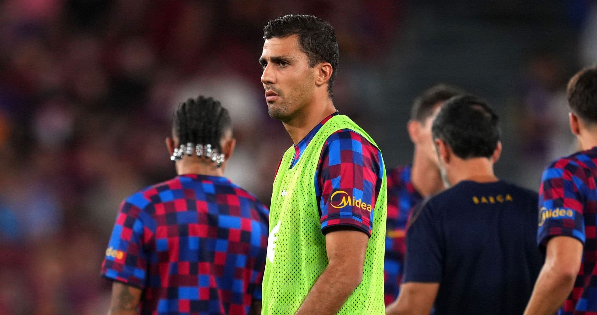 Hansi Flick explica por qué Rodri sigue en el banquillo de Barcelona mientras se define su rol junto a Pedri