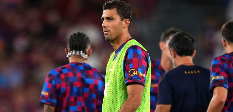 Hansi Flick explica por qué Rodri sigue en el banquillo de Barcelona mientras se define su rol junto a Pedri
