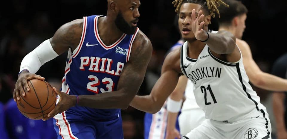 LeBron James asume rol de base en ofensiva de 76ers en debut con alineación llena de estrellas