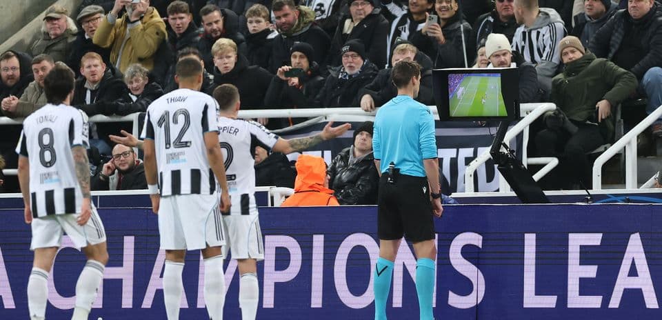 UEFA presenta Clearline para aclarar decisiones de VAR a aficionados y clubes