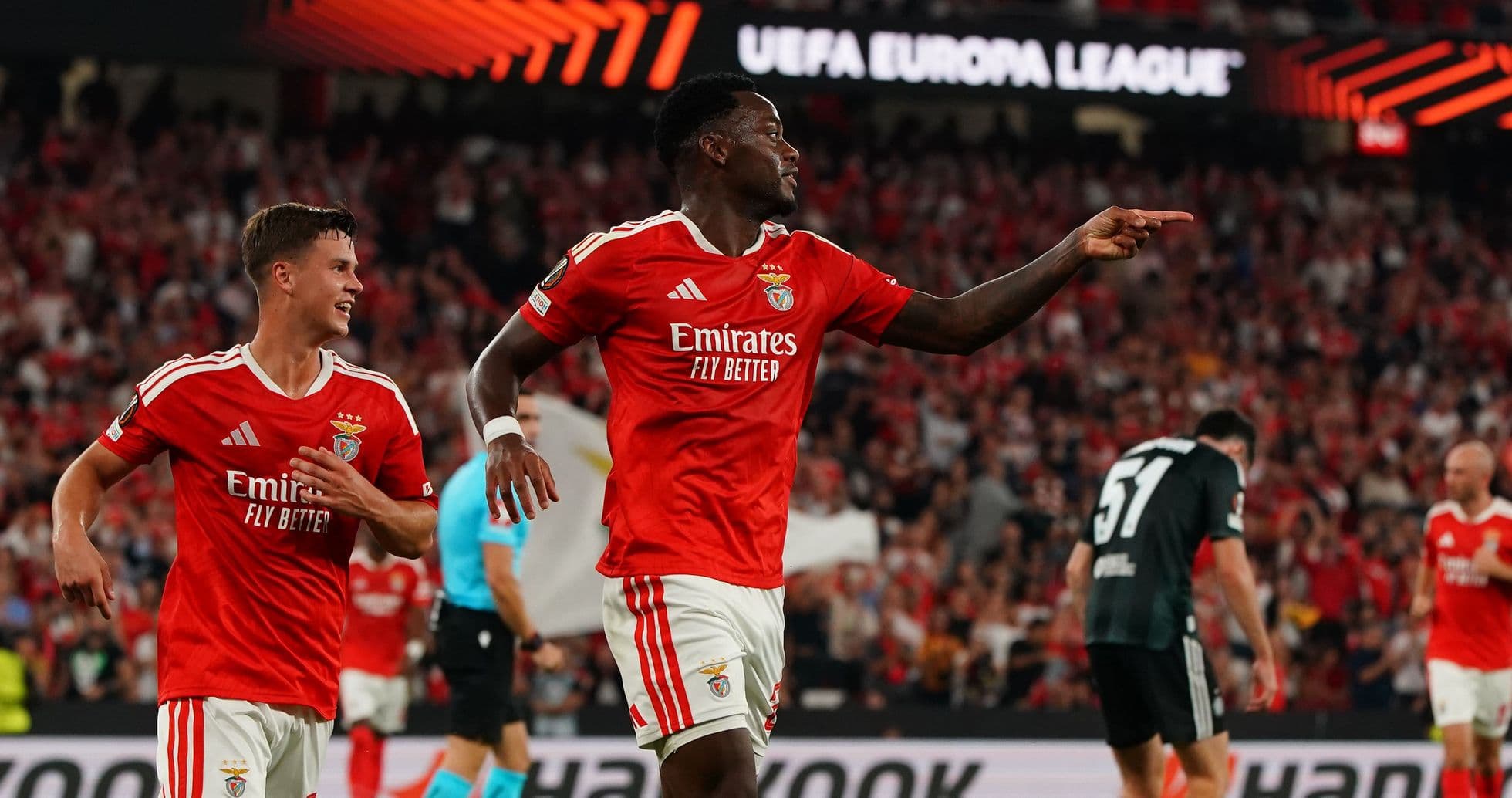 Jhon Duran brilla en la contundente victoria del Benfica sobre Celtic