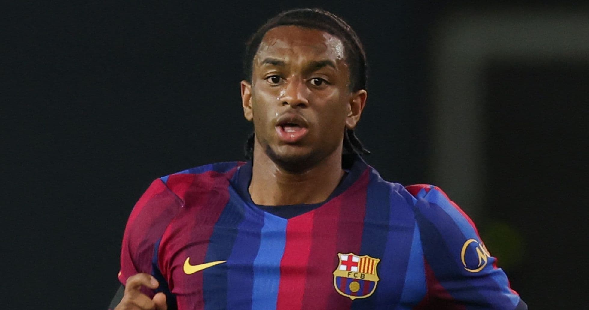 Manchester United intensifica su oferta tardía por Alejandro Balde de Barcelona en el último día de mercado