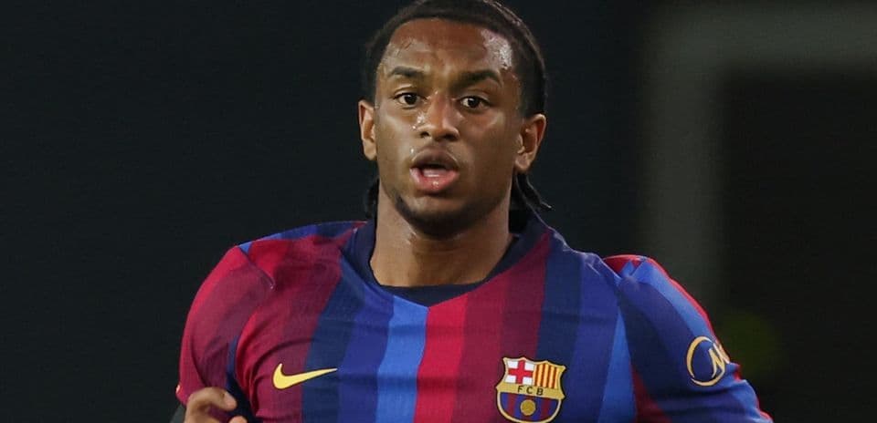 Manchester United intensifica su oferta tardía por Alejandro Balde de Barcelona en el último día de mercado