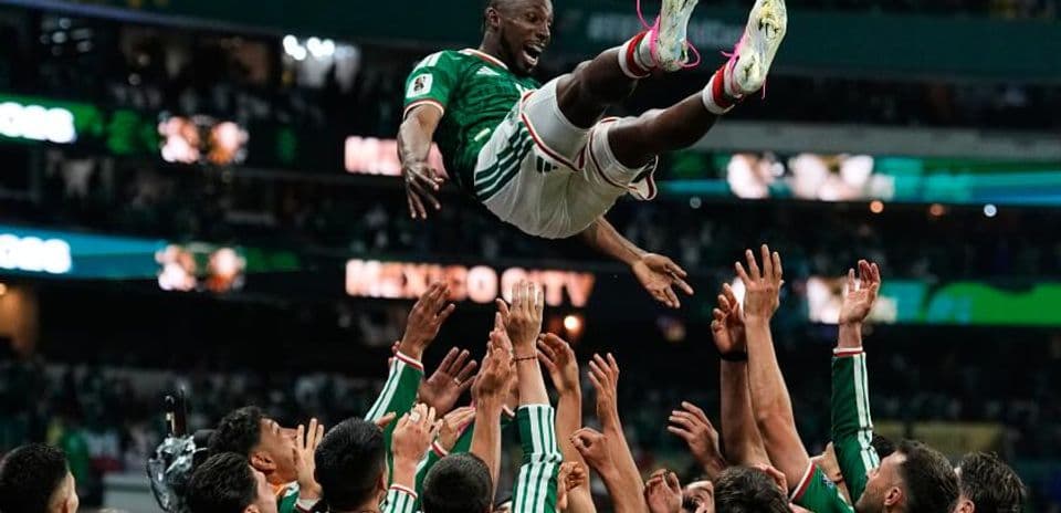 México rompe sequía en partidos de eliminación directa y vence a Ecuador para avanzar a octavos de final