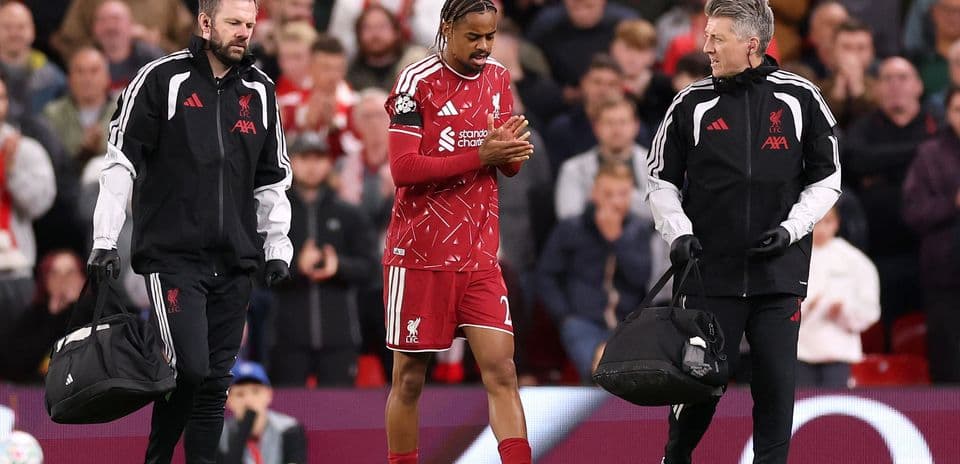Preocupación en Liverpool: Bradley Barcola se lesiona en su debut en Anfield contra Atlético de Madrid