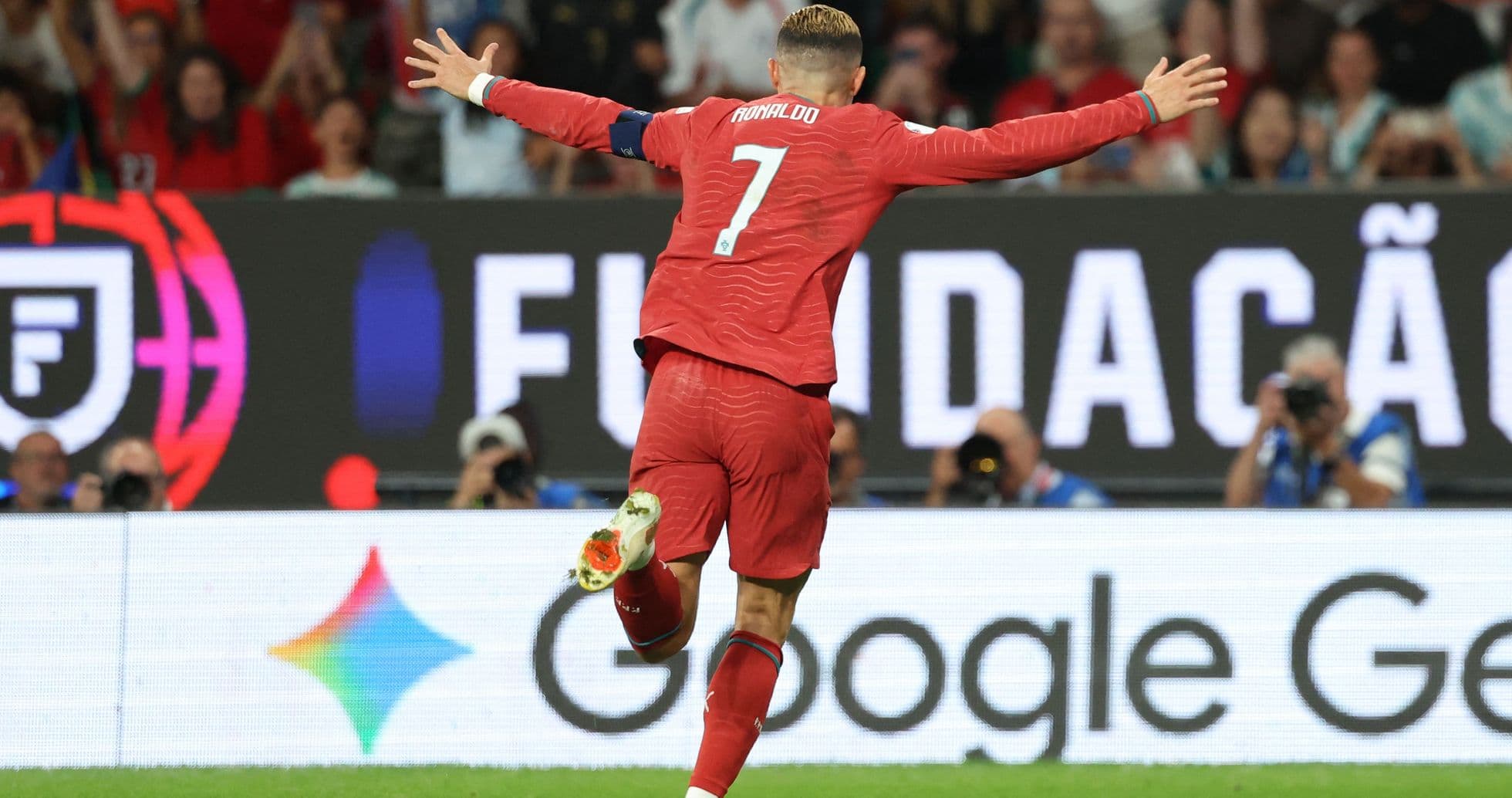 Joao Félix da la victoria a Portugal mientras Cristiano Ronaldo sufre con el VAR