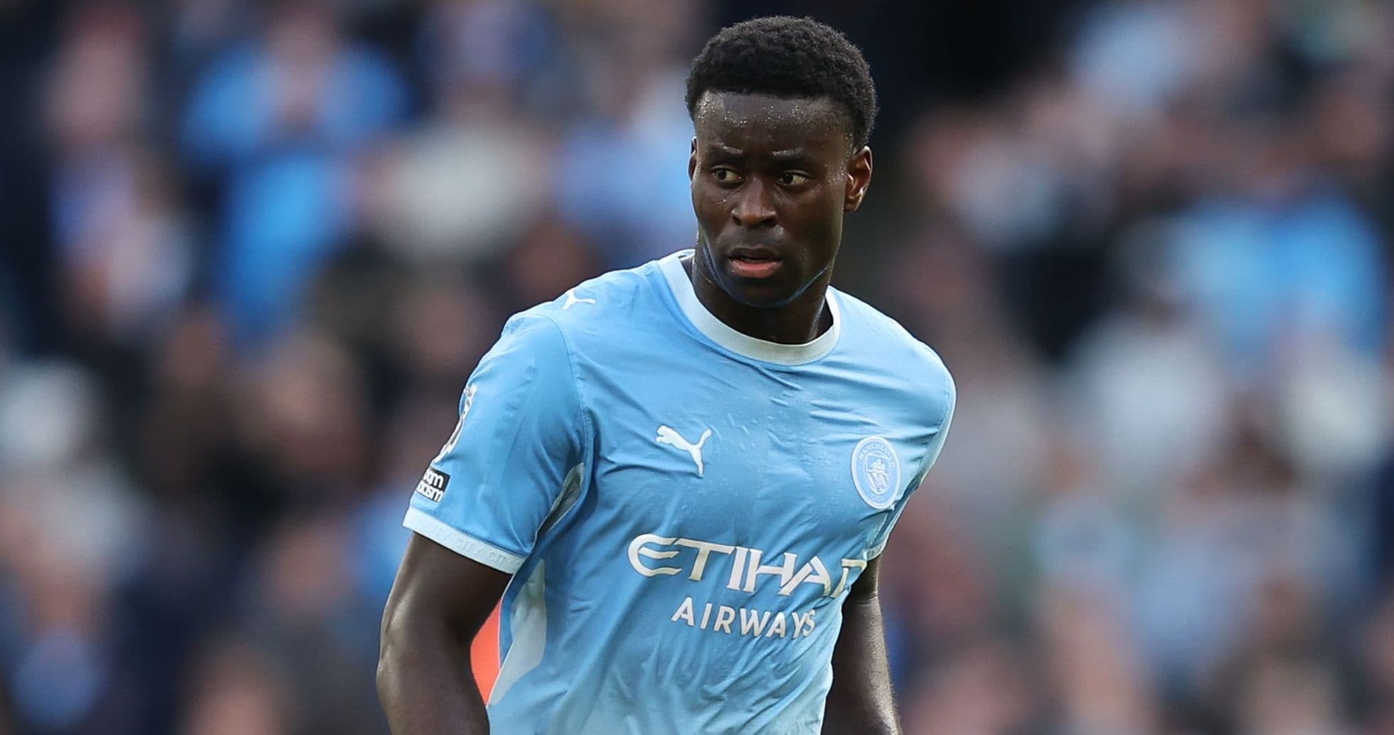 Marc Guehi reconoce falta de agresividad en Manchester City tras caída ante PSG en Champions League