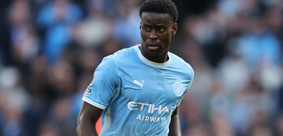 Marc Guehi reconoce falta de agresividad en Manchester City tras caída ante PSG en Champions League