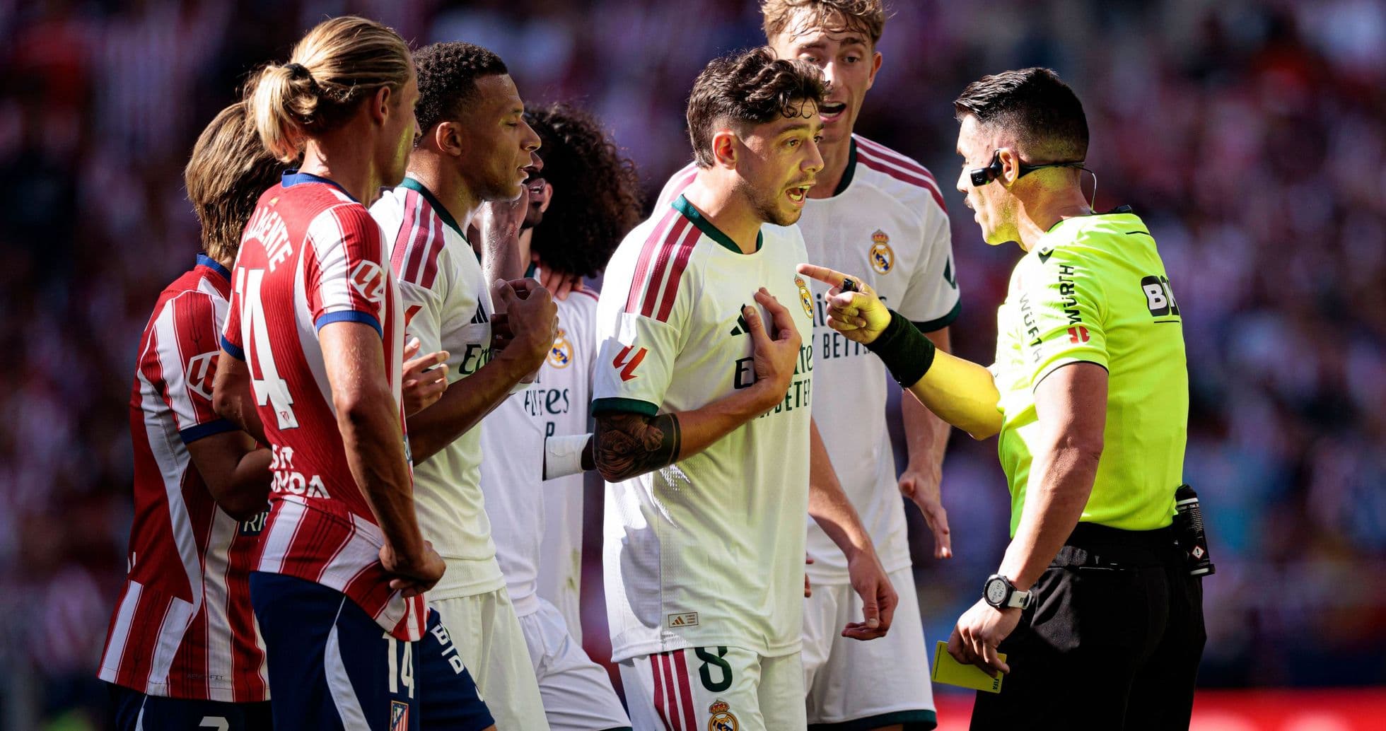 Real Madrid TV arremete contra el árbitro tras derrota en el derbi madrileño