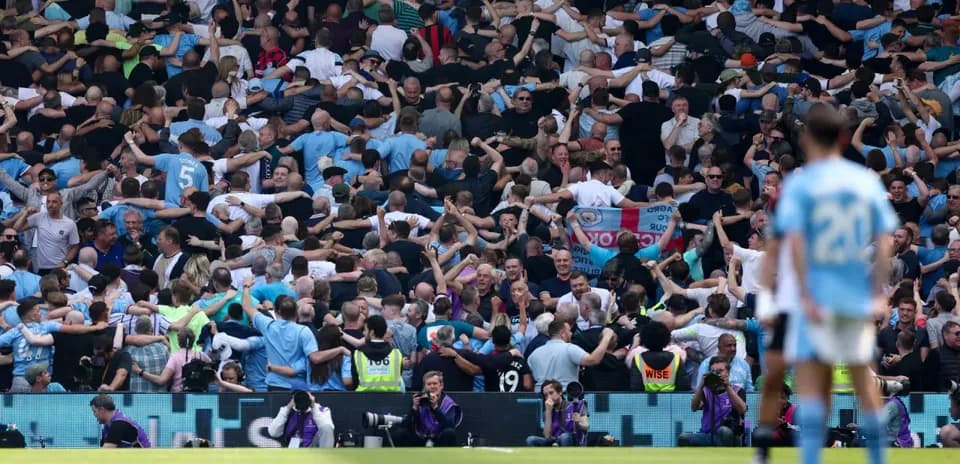 El misterio de los plátanos inflables entre los fans del Manchester City en Anfield