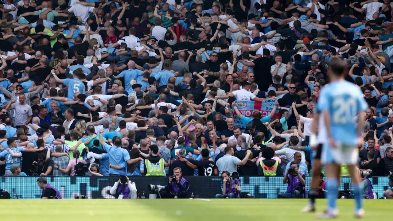 El misterio de los plátanos inflables entre los fans del Manchester City en Anfield