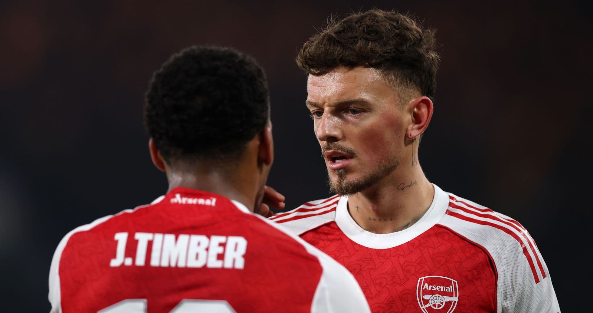 La exigente táctica de Arsenal lleva a Ben White y Jurrien Timber al límite físico
