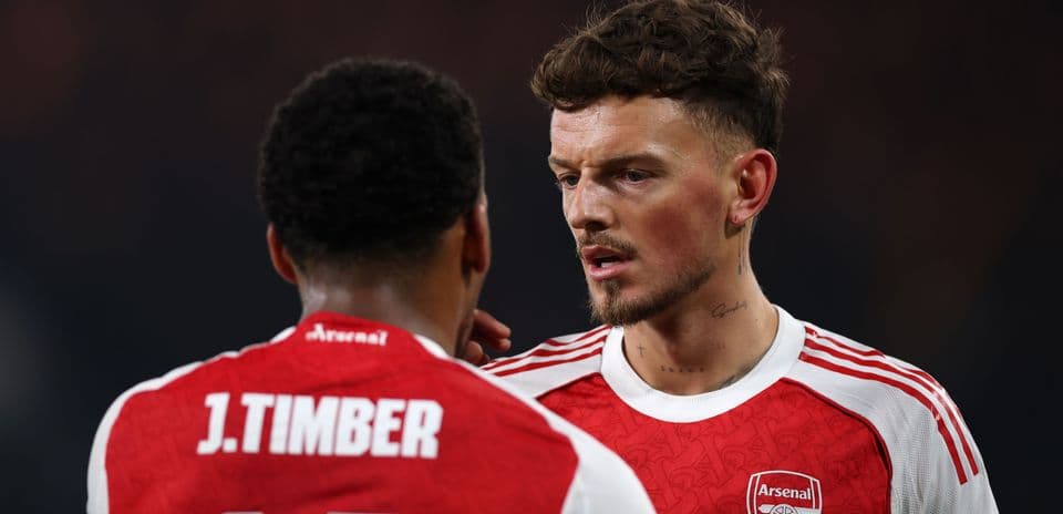 La exigente táctica de Arsenal lleva a Ben White y Jurrien Timber al límite físico