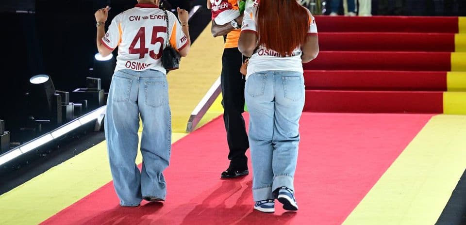Novia de Víctor Osimhen involucrada en accidente automovilístico en Turquía