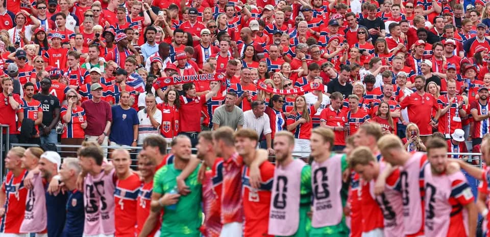 Noruega presenta queja formal por la intervención de Donald Trump en la polémica de la tarjeta roja a Folarin Balogun