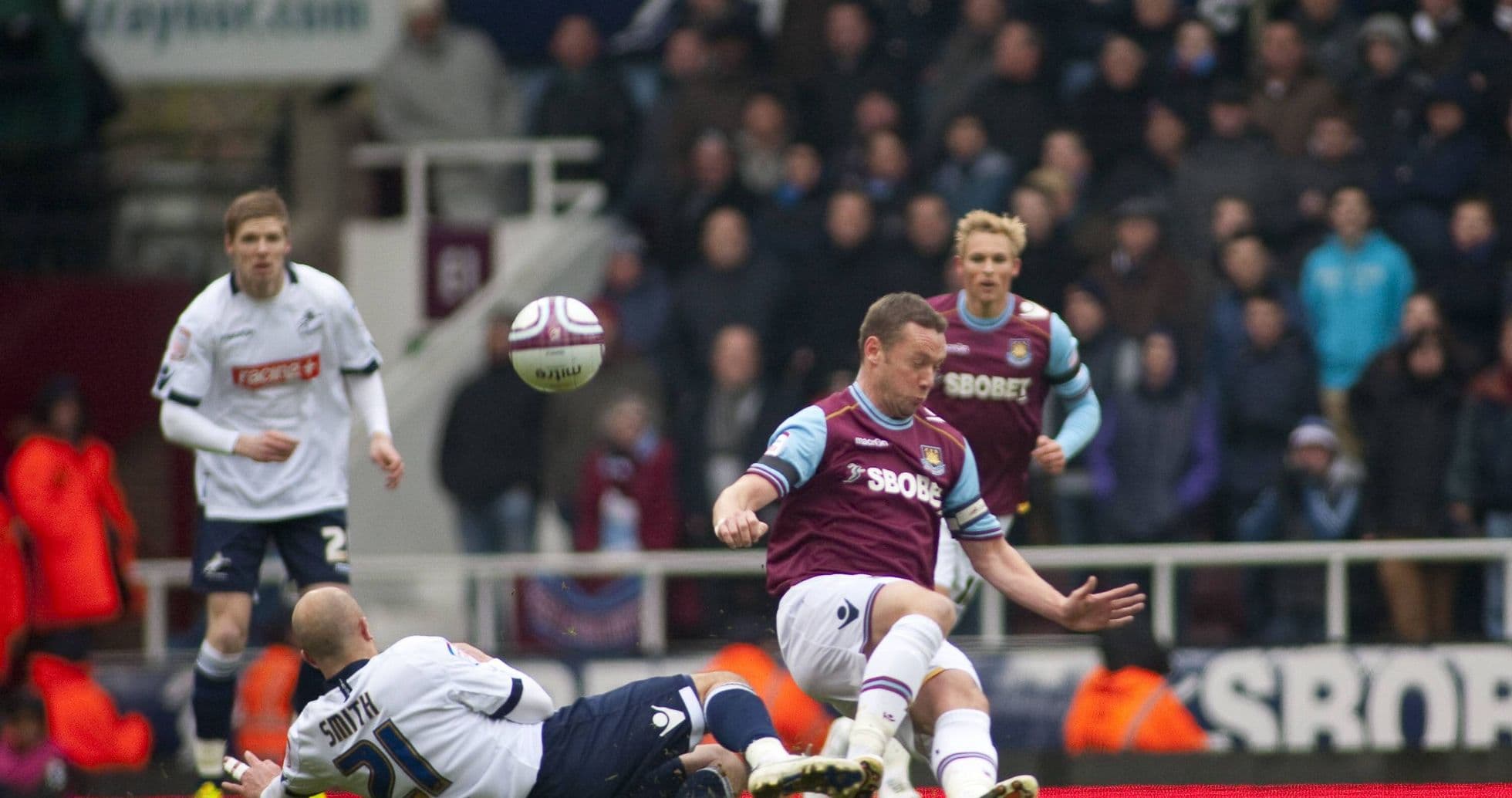 Millwall y West Ham se enfrentan tras 14 años en el centenario derby londinense