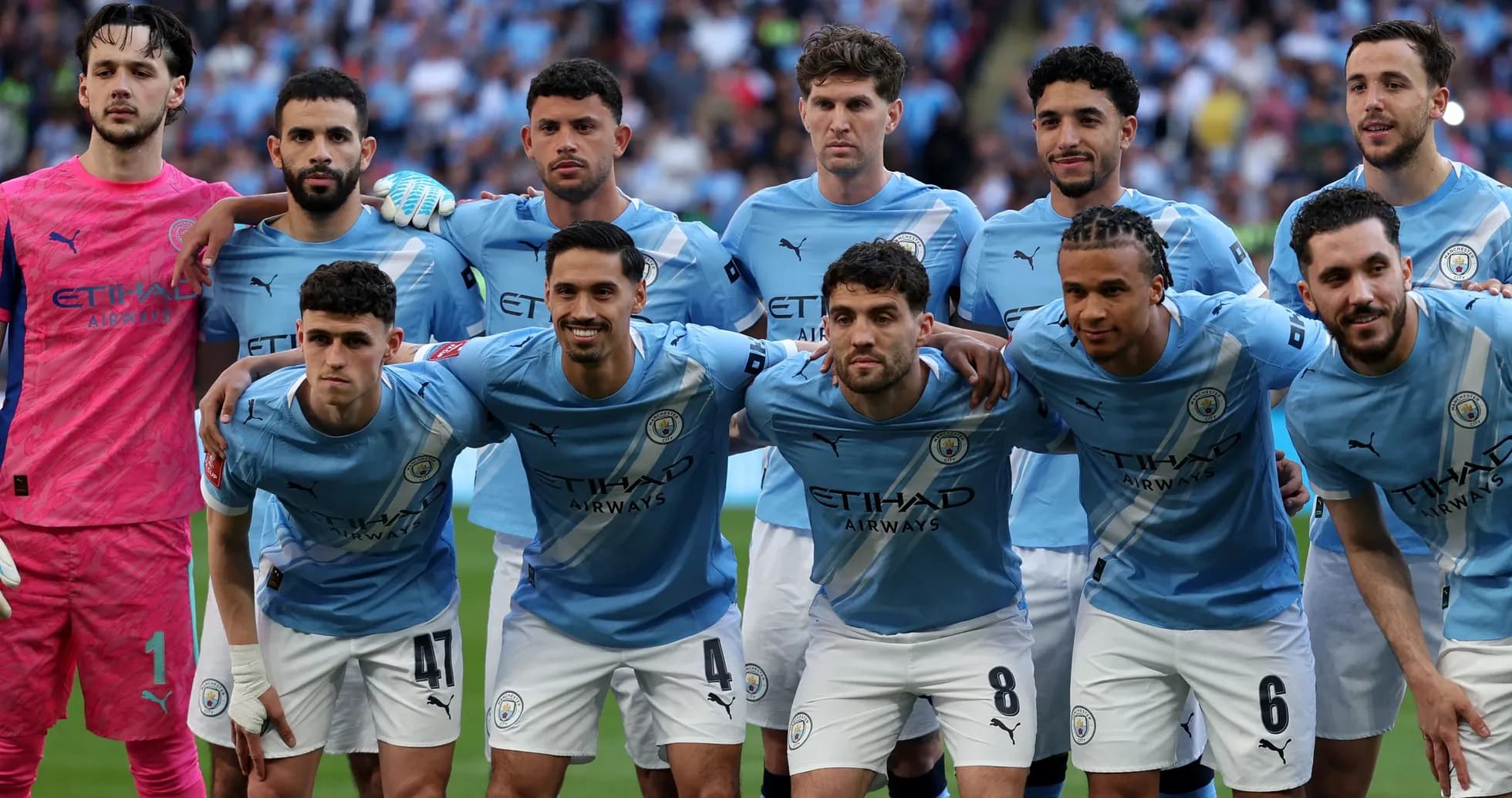 Jugadores de Manchester City posando para foto de equipo Jugadores de Manchester City posando para foto de equipo