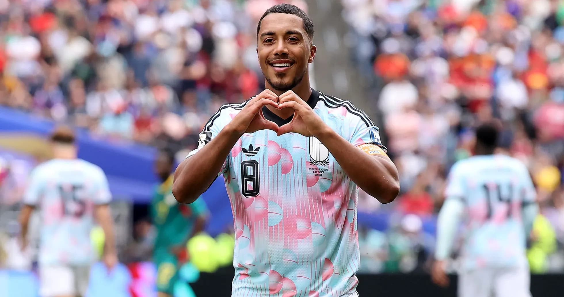 Jugador mostrando un corazón en celebración de gol Jugador mostrando un corazón en celebración de gol