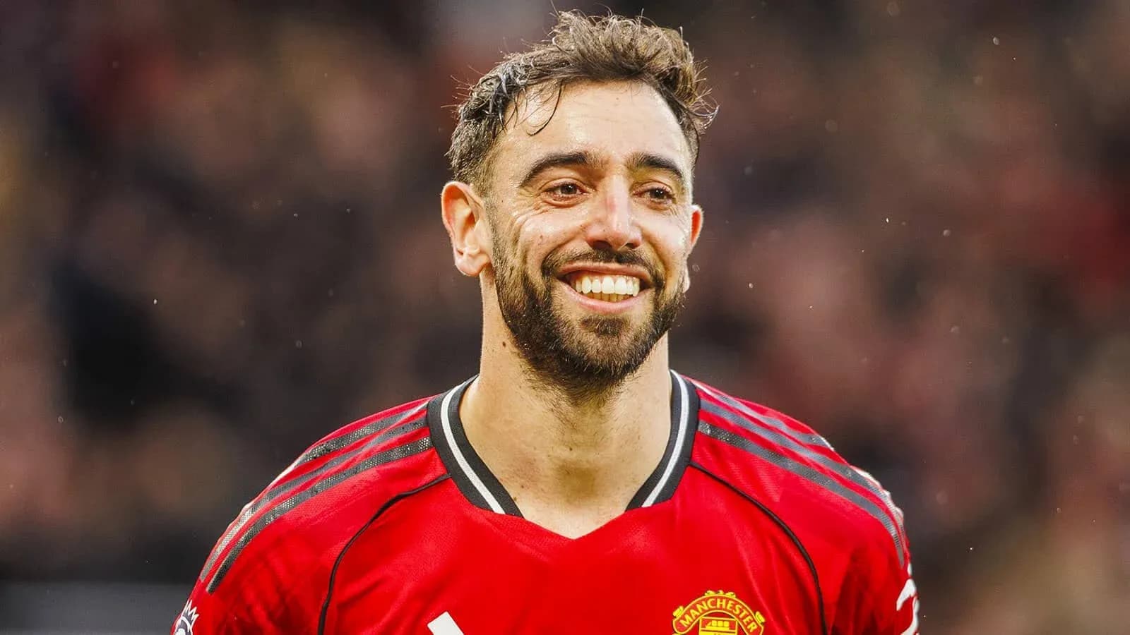 Jugador sonriente con camiseta del Manchester United Jugador sonriente con camiseta del Manchester United